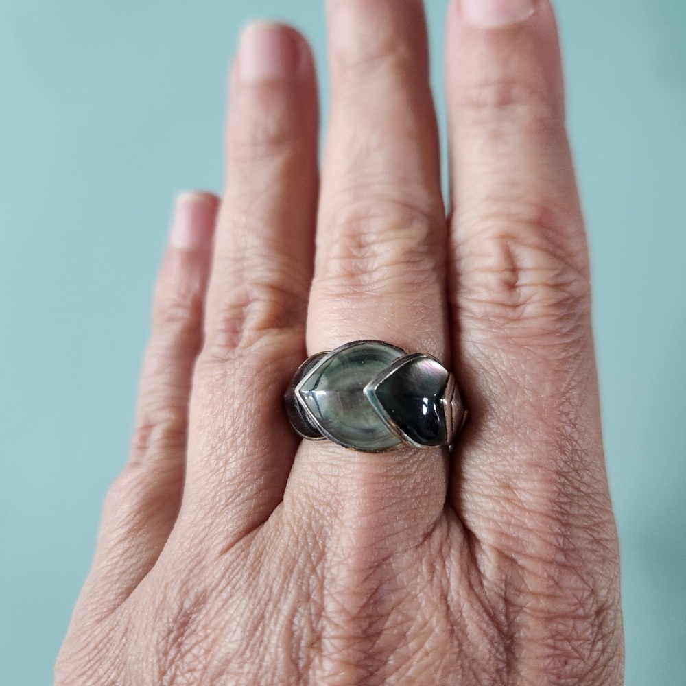 John Hardy Silver Ring with Iridescent Black Mother-of-Pearl - Picture 10 of 15